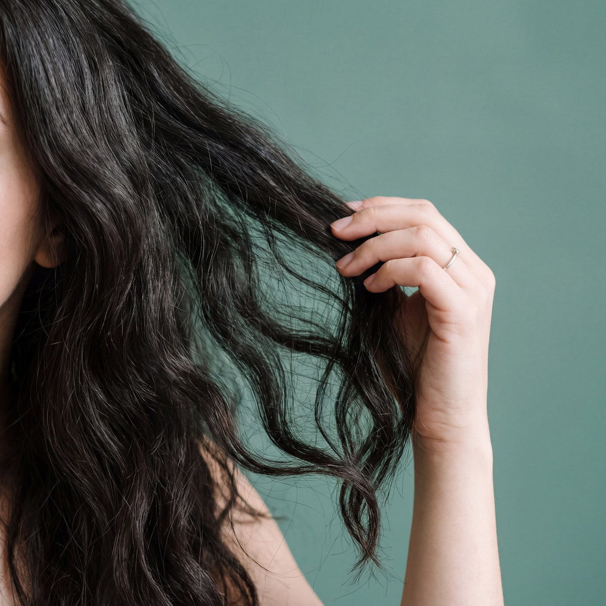 Mujer pasando los dedos por su cabello
