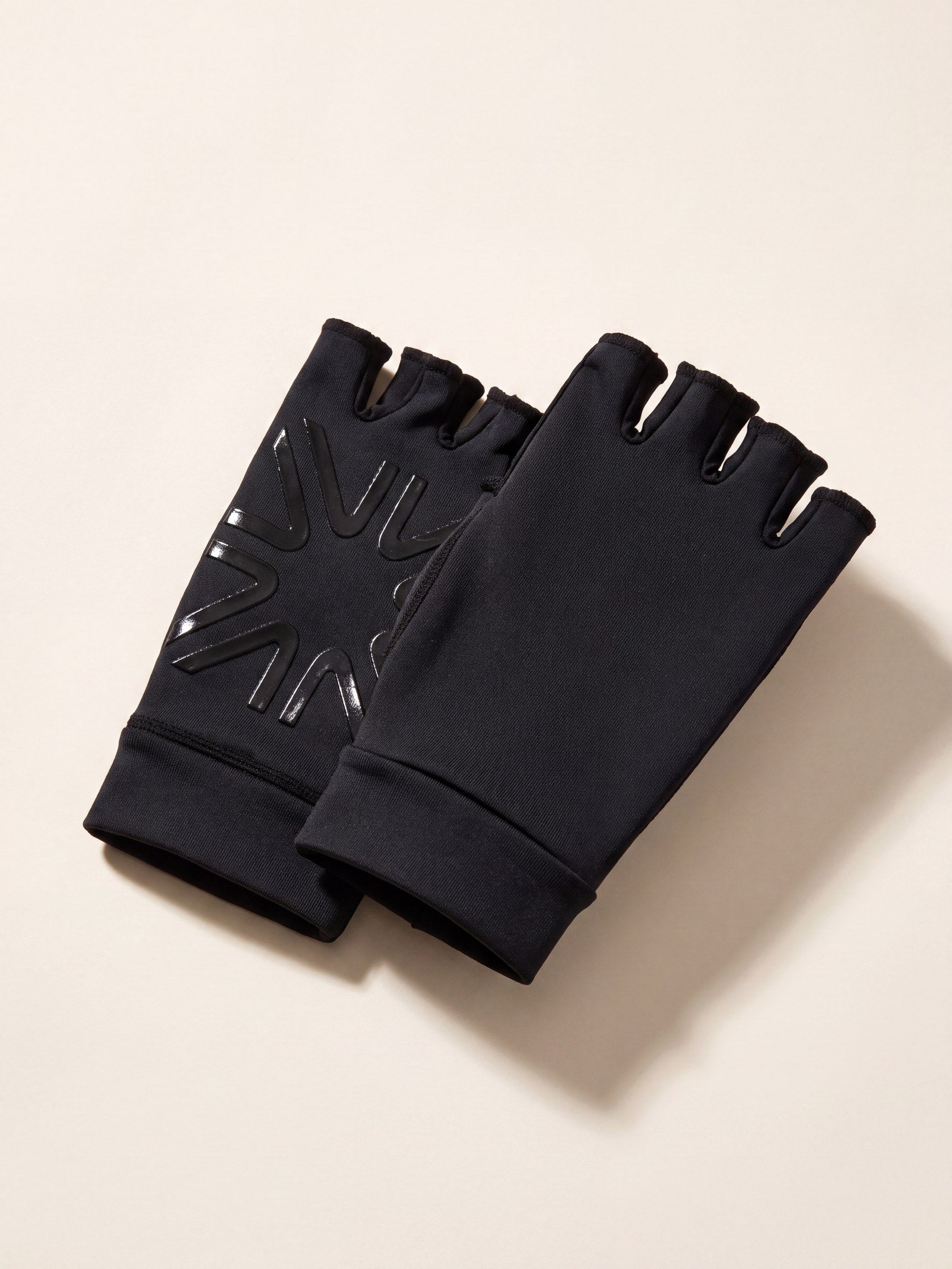 UV.LINE Guantes Cortos Color Negro