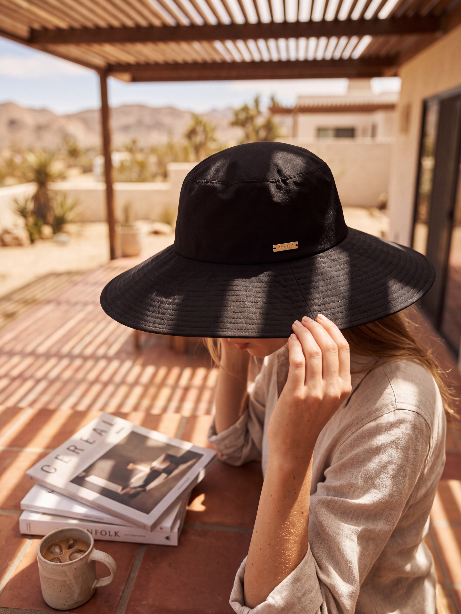 UV.LINE Sombrero Beverly Hills Negro en uso